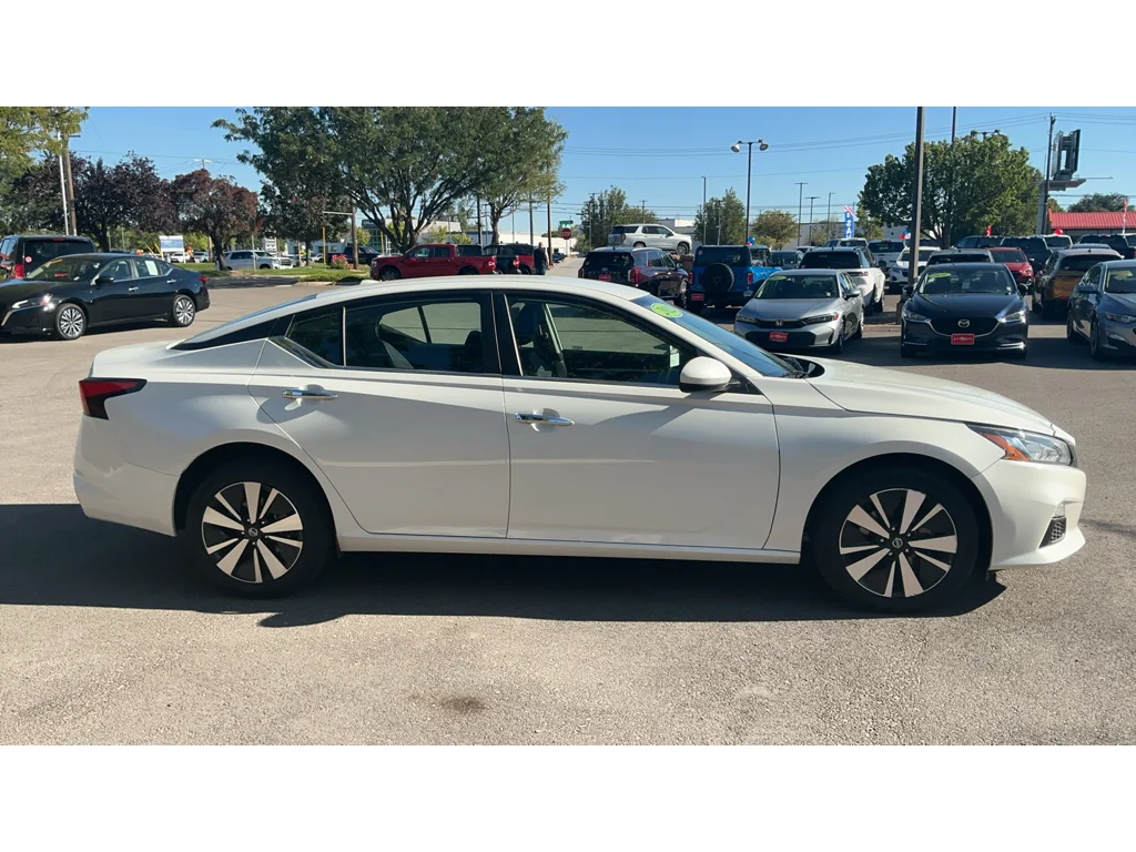 Used 2022 Pearl White Tricoat Nissan 2.5 SV image 4