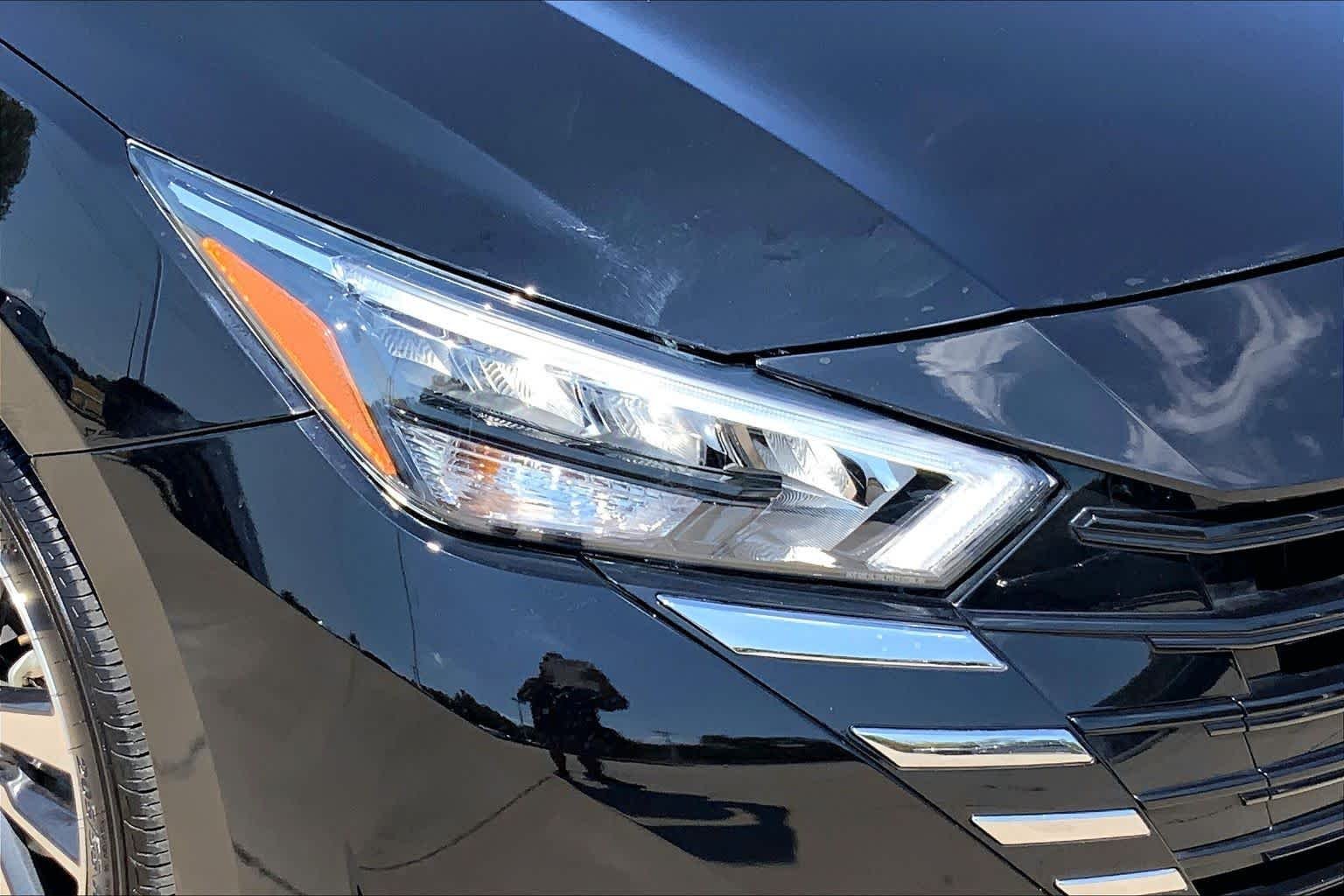 Used 2025 Super Black Nissan SV image 27