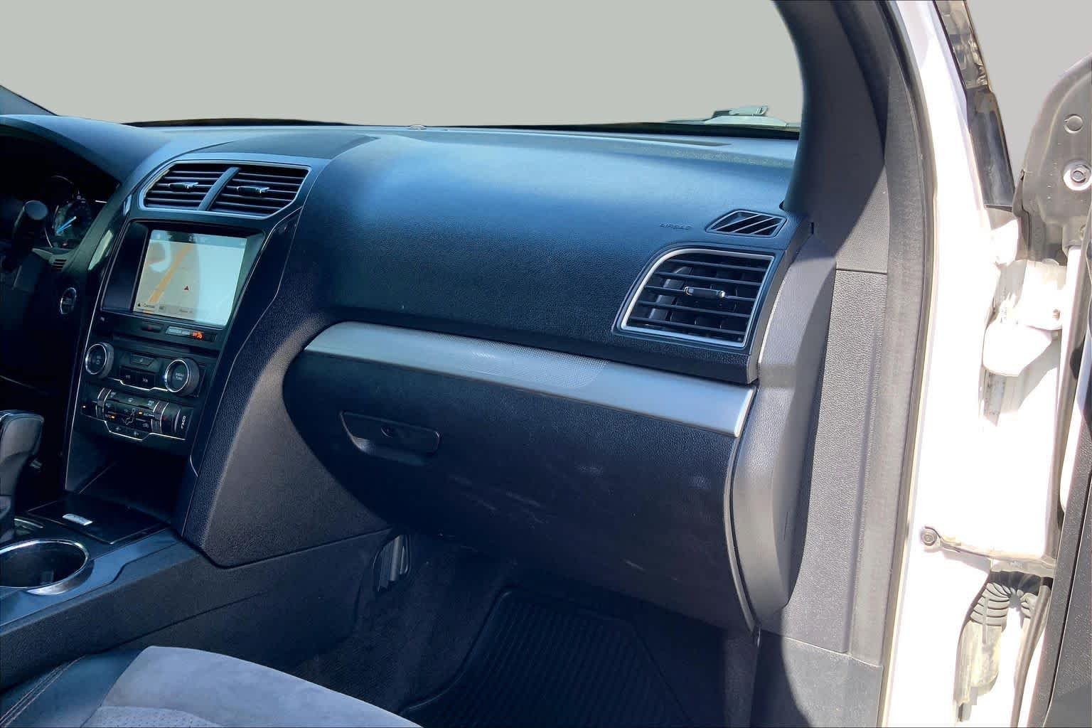 Used 2017 White Platinum Metallic Tri-Coat Ford XLT image 19
