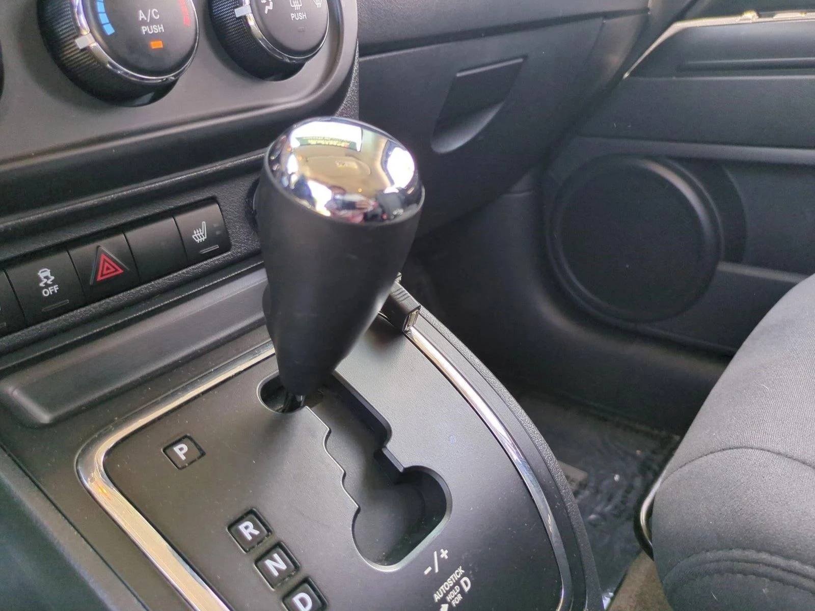 Used 2014 True Blue Pearlcoat Jeep Latitude image 12