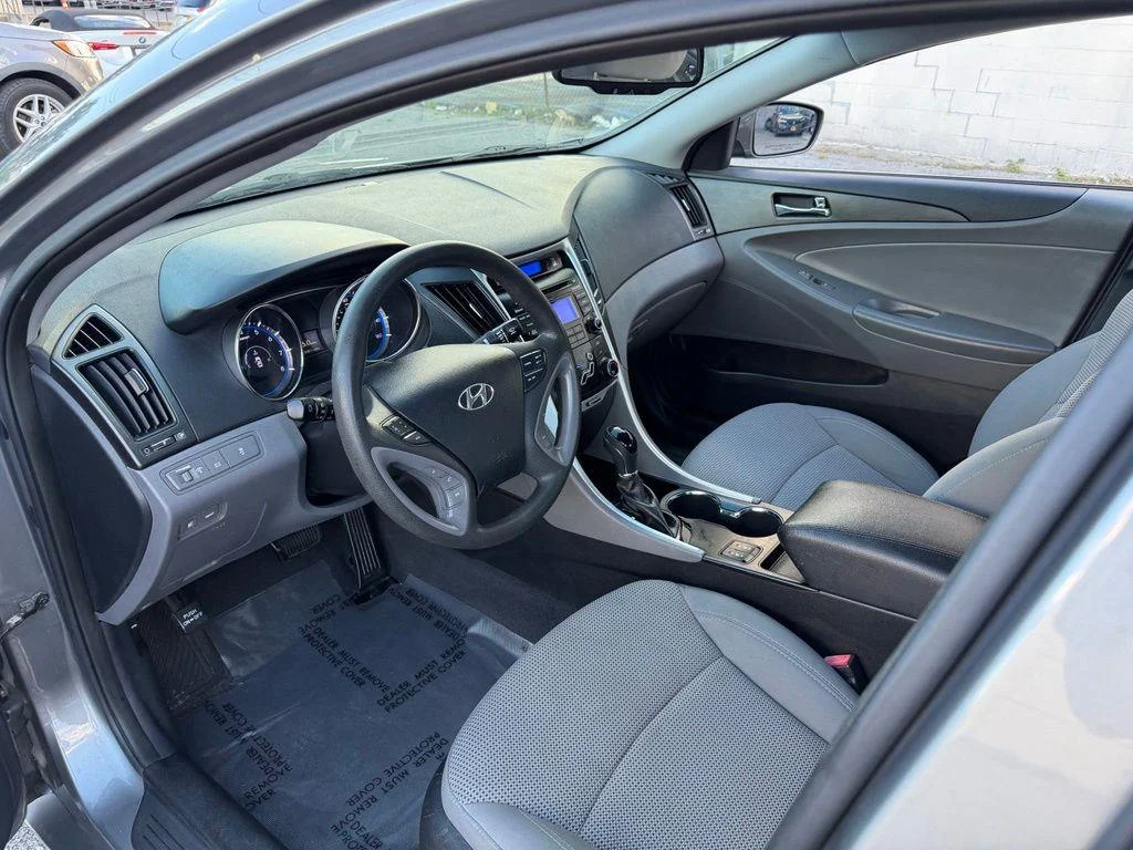 Used 2013 Gray Hyundai GLS image 15