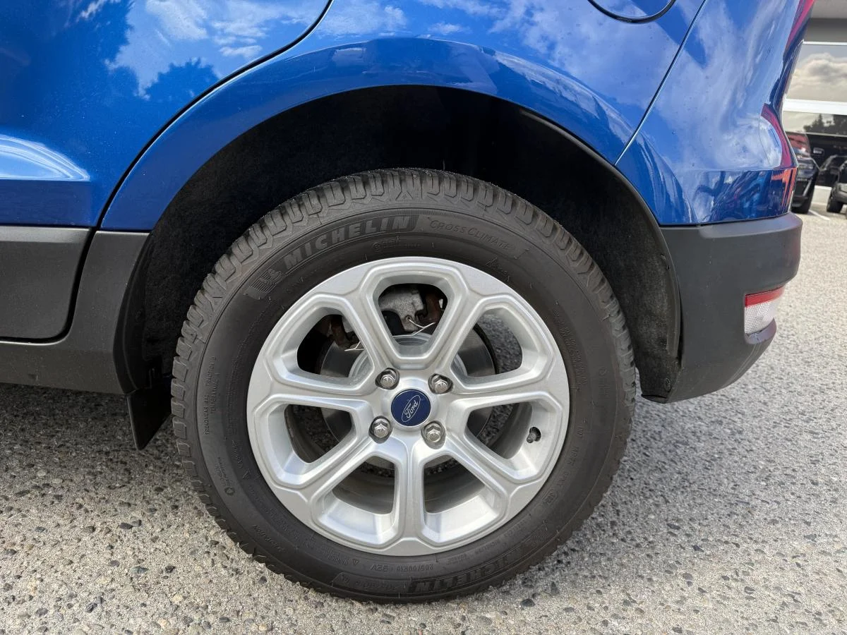 Used 2018 Blue Ford SE image 10