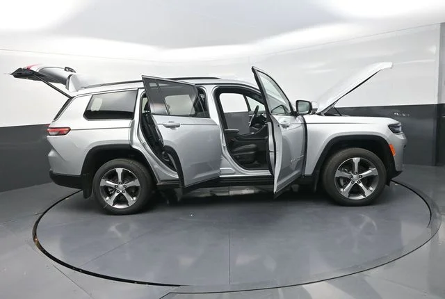 New 2026 Silver Zynith Exterior Paint Jeep Limited image 36