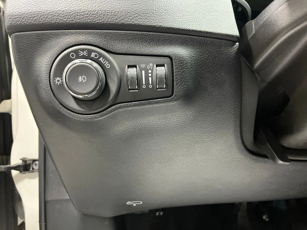 Used 2019 White Clearcoat Jeep Latitude image 16