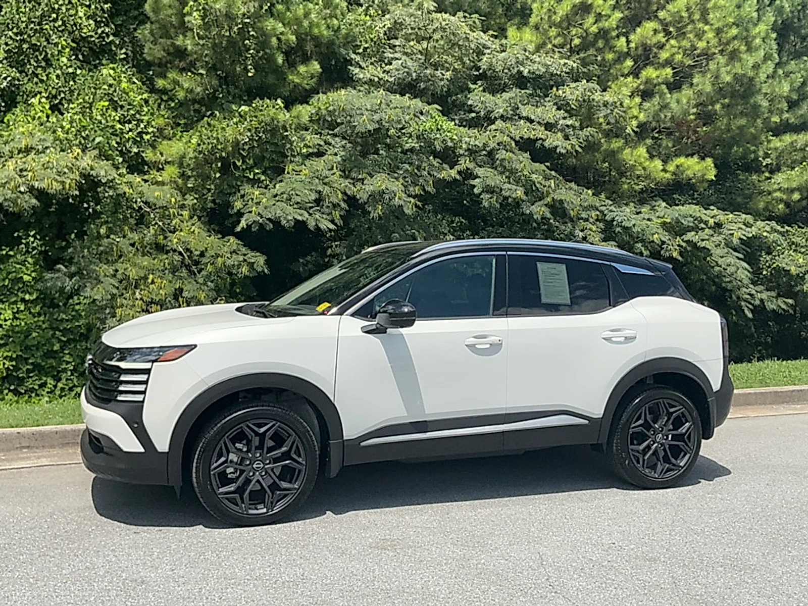 Used 2025 Aspen White Tricoat/Super Black Nissan SR FWD image 4