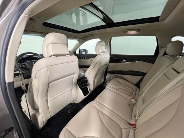 Used 2019 Brown Lincoln Select image 14