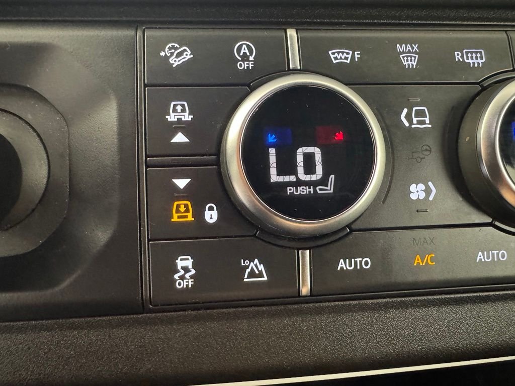 Used 2022 White Land Rover Standard image 21