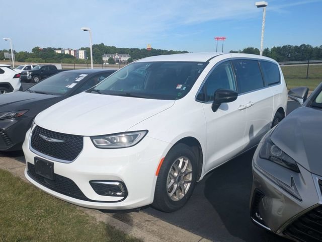 Used 2024 White Chrysler Touring L image 5