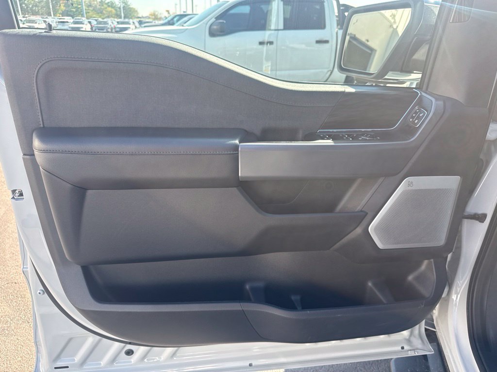 Used 2024  Ford Lariat image 27