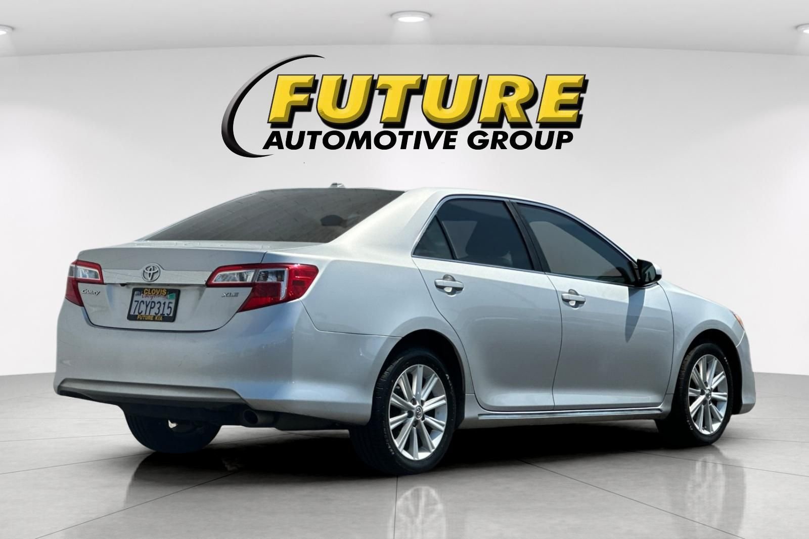 Used 2014 Silver Toyota XLE image 4