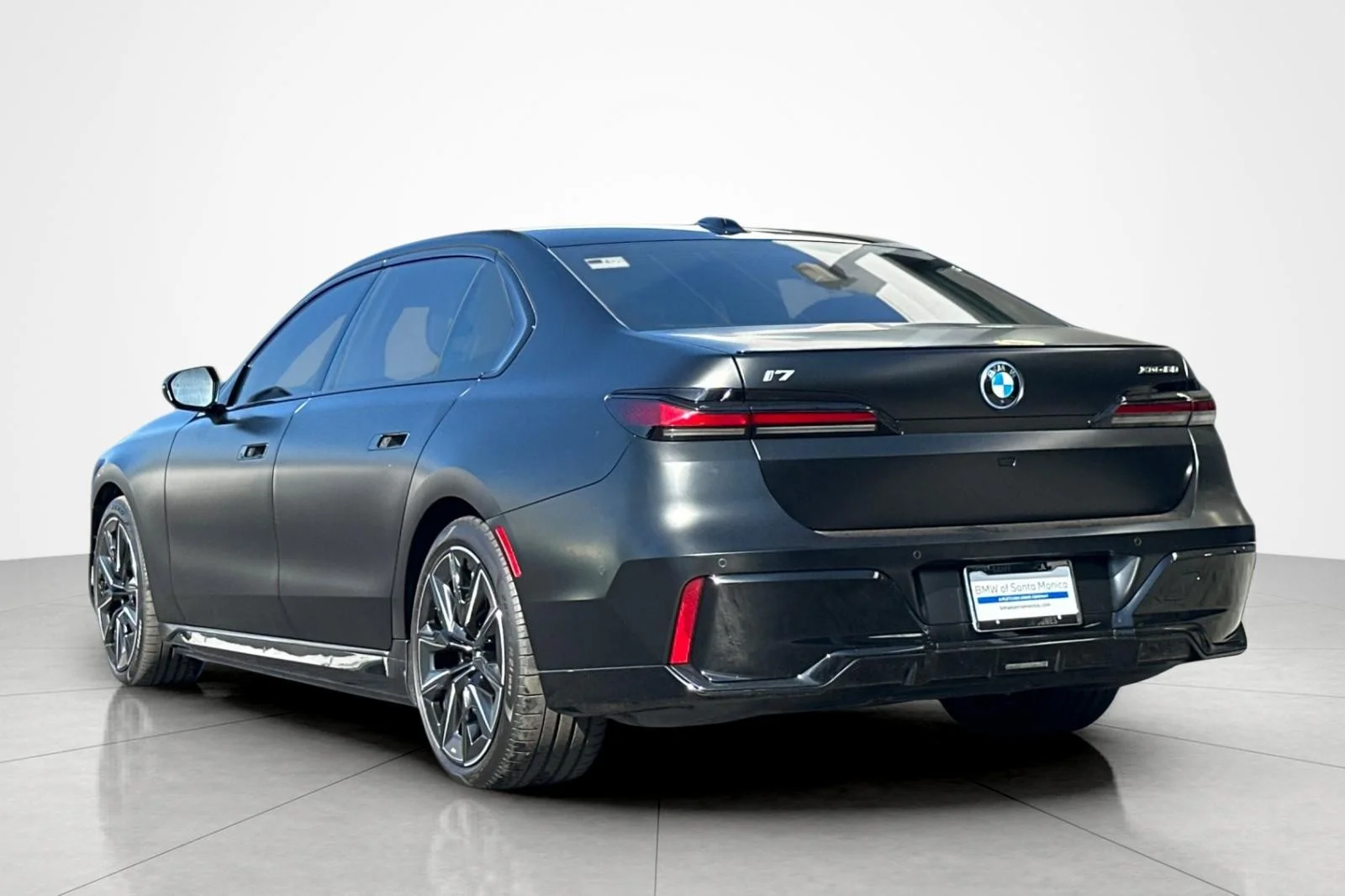 Used 2023 Special Order Color BMW xDrive60 image 3
