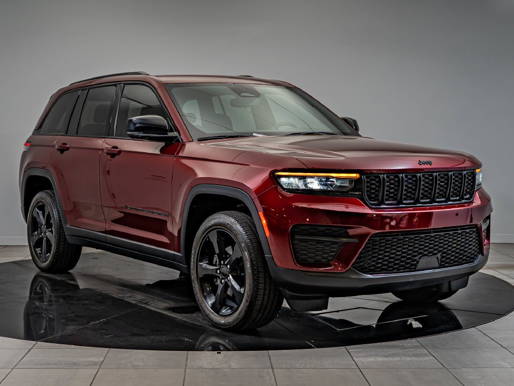 Used 2023 Velvet Red Pearlcoat Jeep Altitude image 3