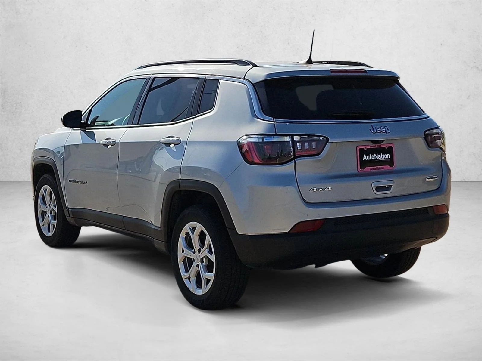 Used 2024 Silver Zynith Metallic Clearcoat Jeep Latitude image 8