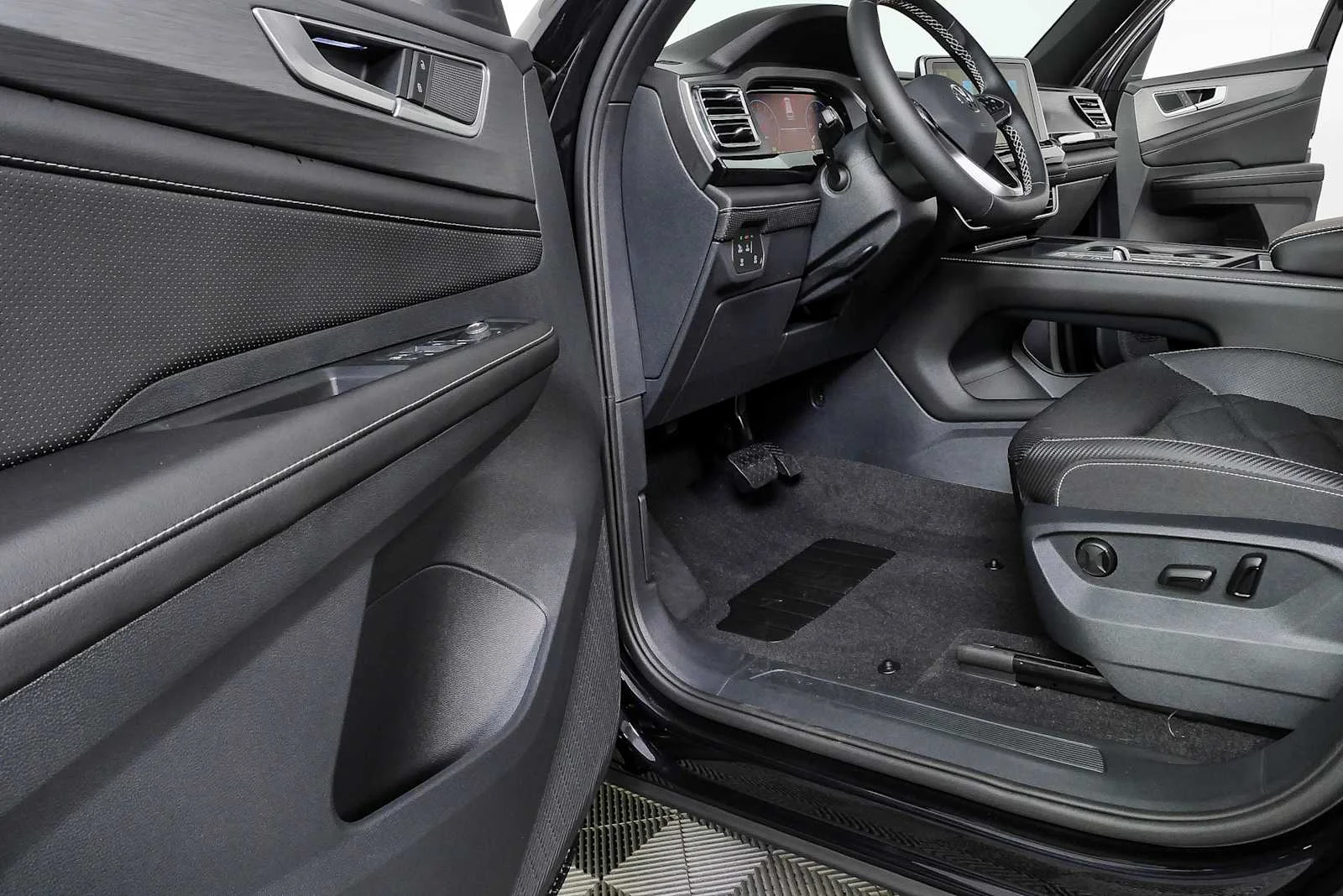 New 2026 Deep Black Pearl Volkswagen 2.0T SE image 7