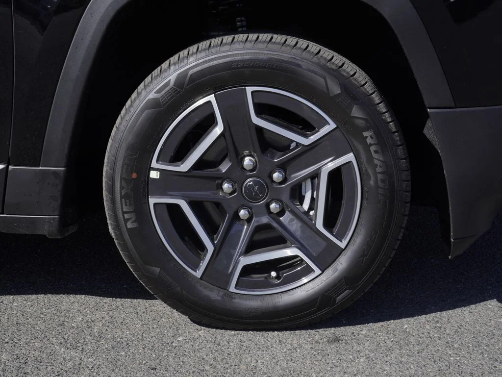 New 2026 Diamond Black Crystal Pearl-Coat Exterior Paint Jeep Limited image 9