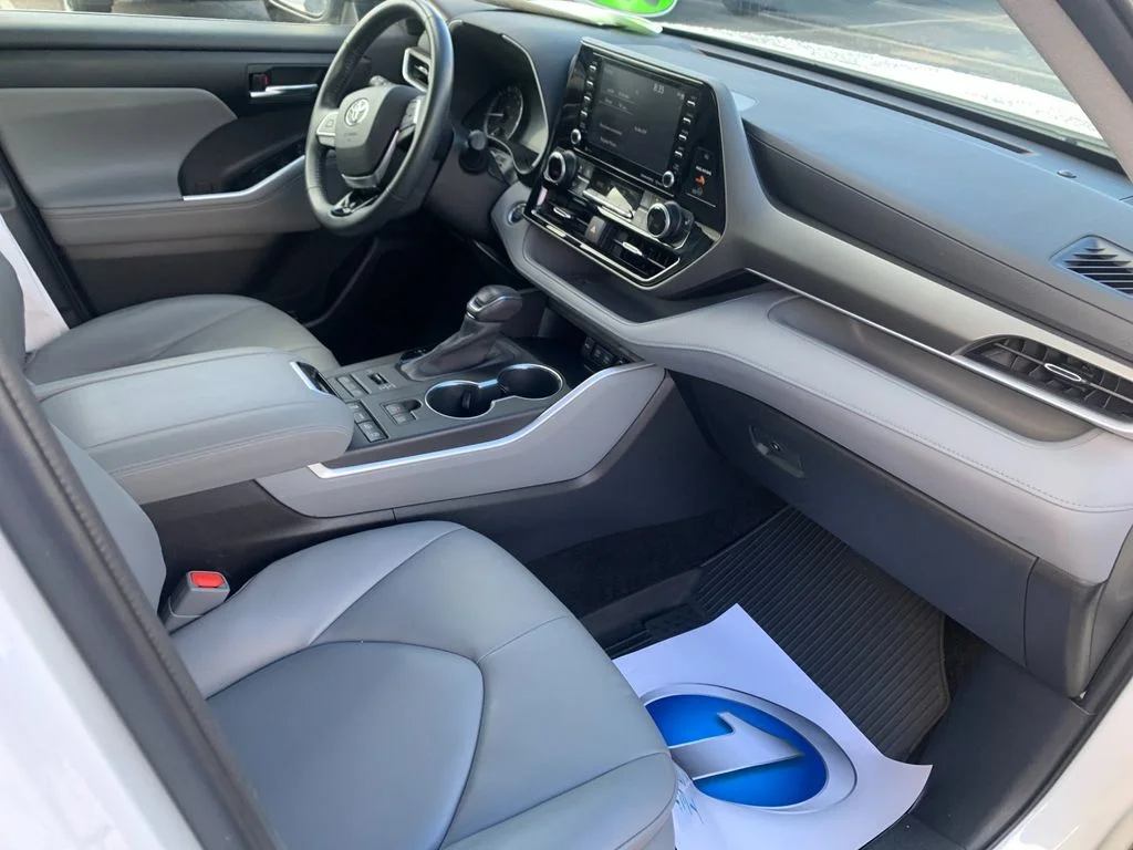 Used 2020 White Toyota XLE image 18