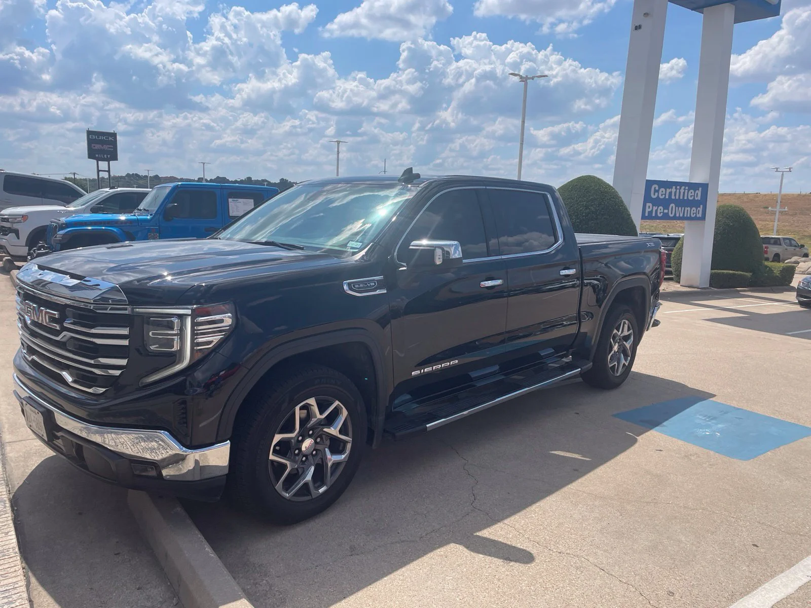 Used 2023 ONYX BLACK GMC SLT image 17