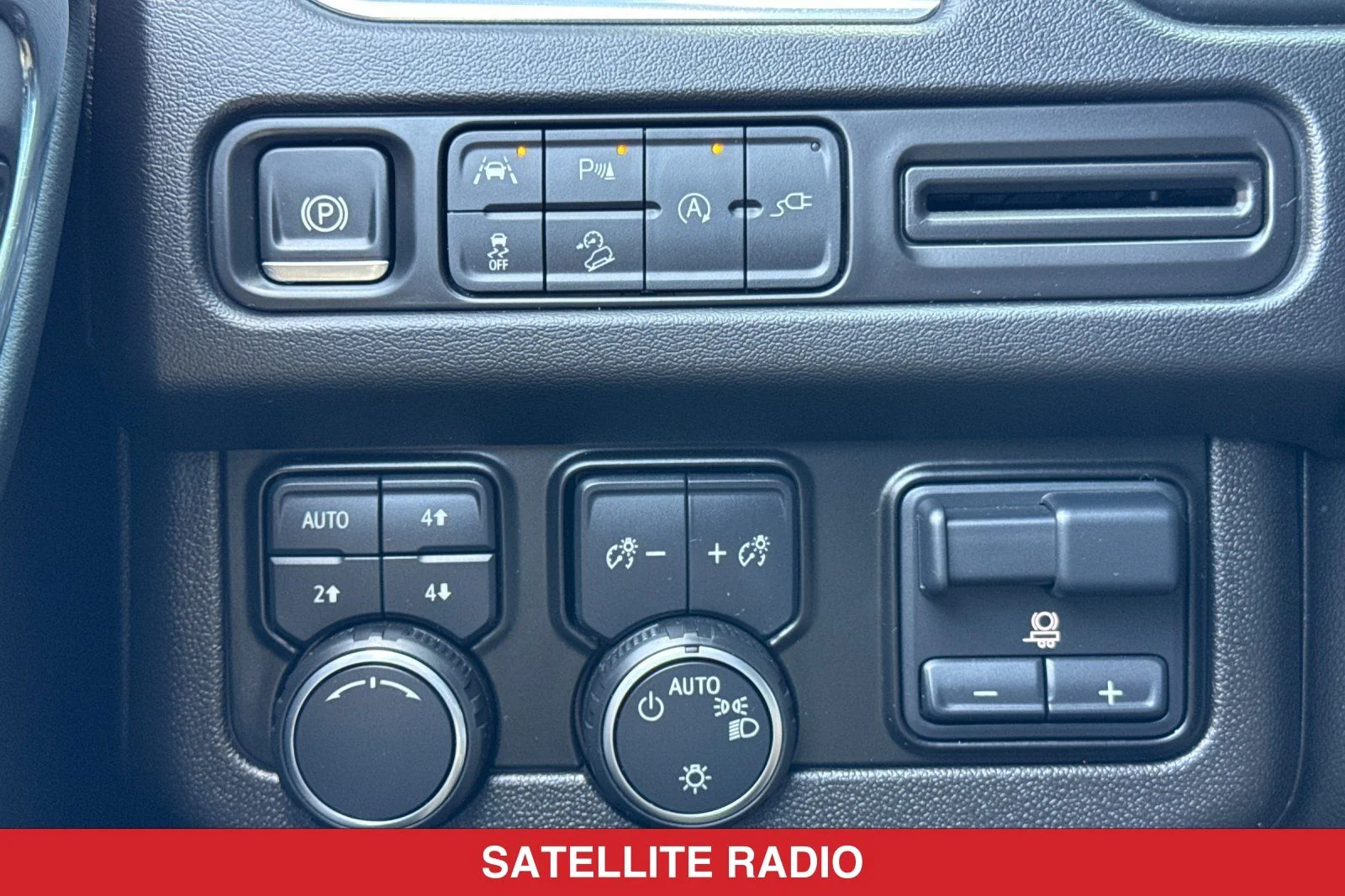 Used 2021 Gray Chevrolet Z71 image 30