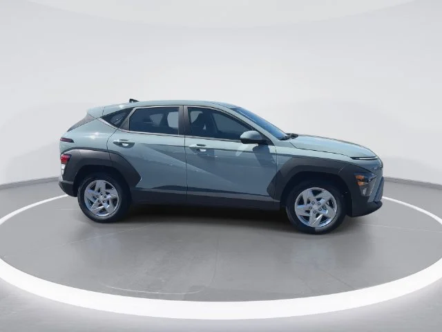 Used 2027 Green Hyundai SE image 9
