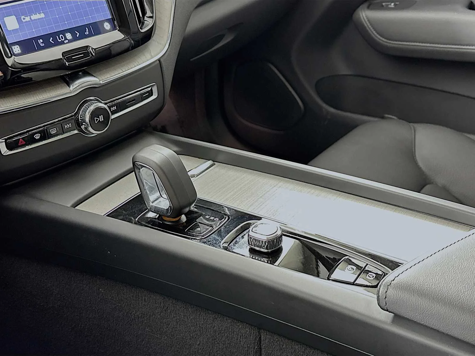 2025 Volvo XC60 Plus - Photo 16