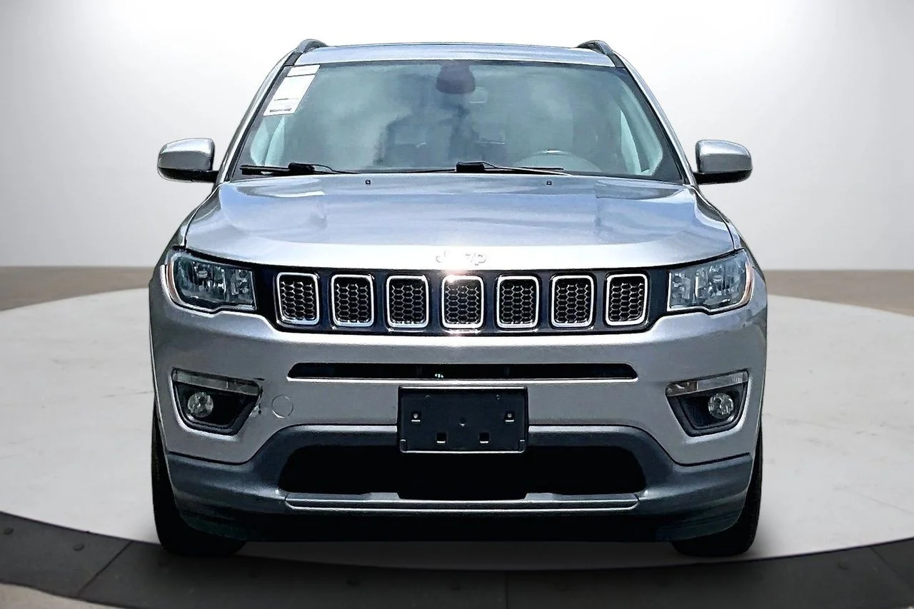 Used 2019 Silver Jeep Latitude image 3