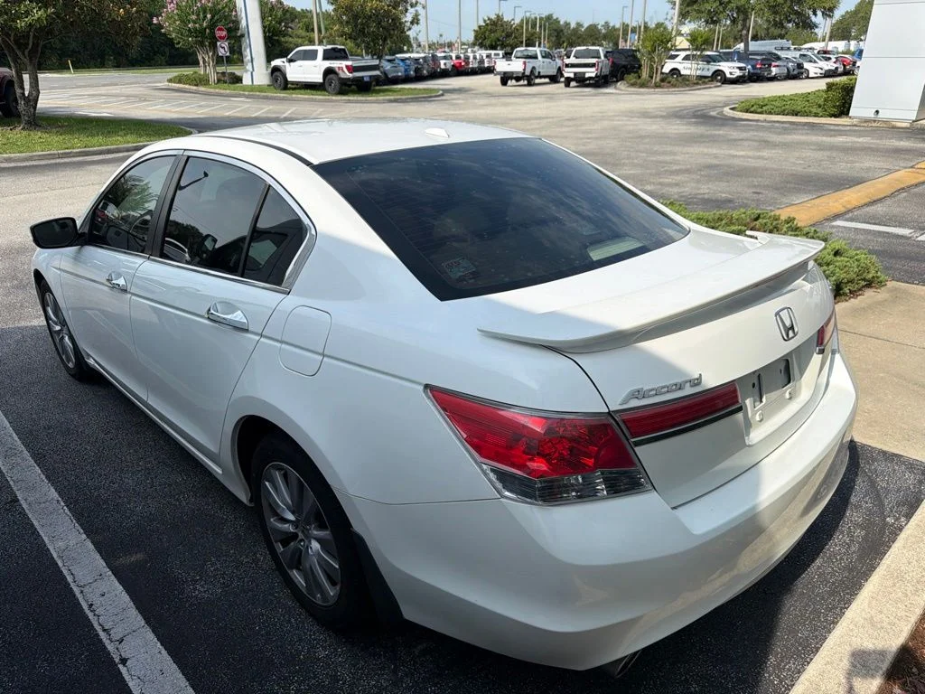 Used 2011 White Honda EX-L image 11