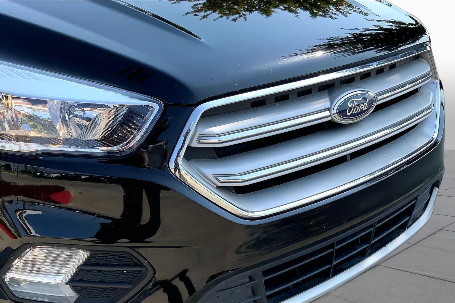 Used 2018 Shadow Black Ford SE image 32