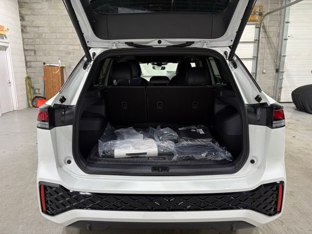 New 2026 White/off-white Volkswagen 2.0T SE R-Line Black image 13