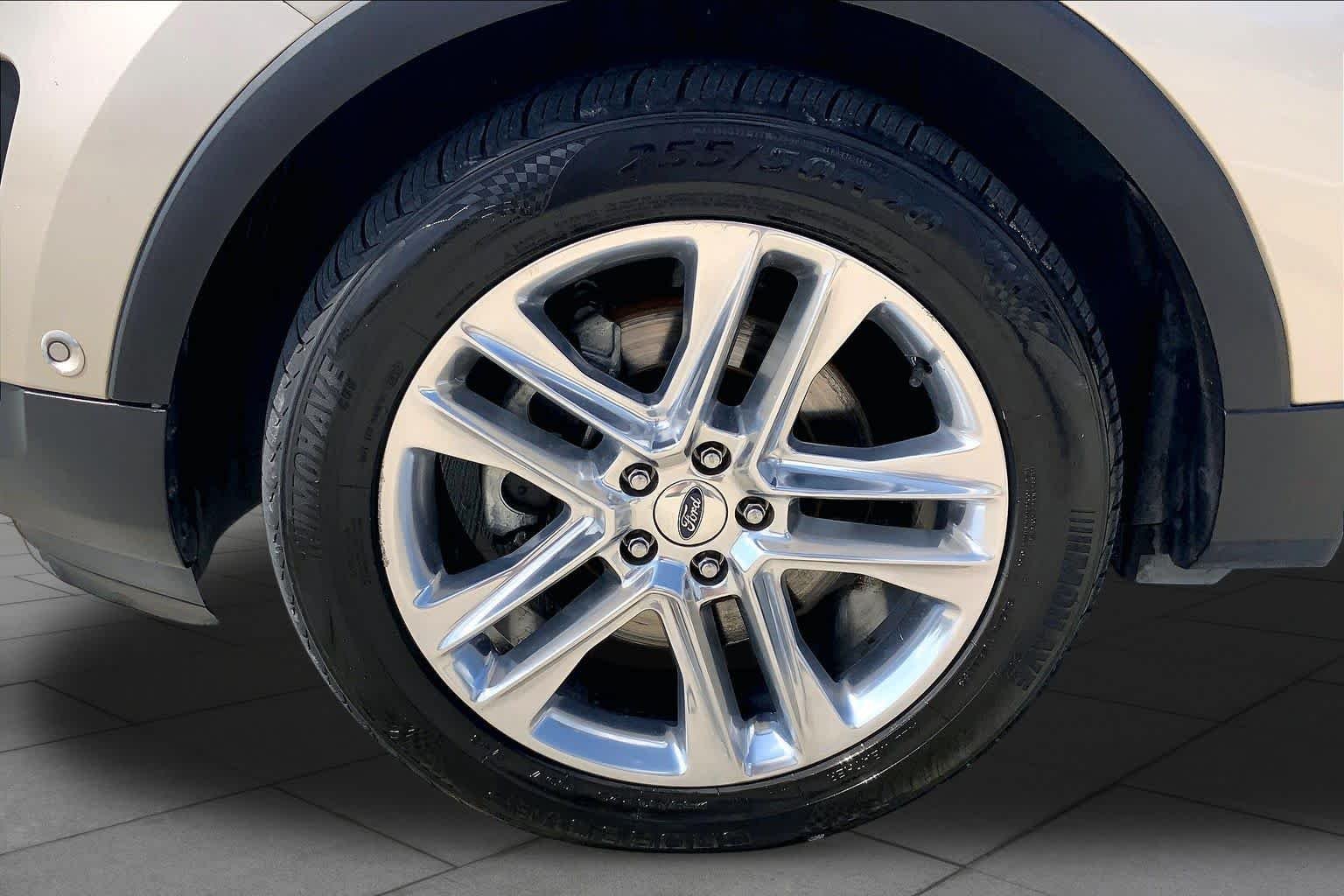 Used 2017 White Gold Metallic Ford Limited image 10