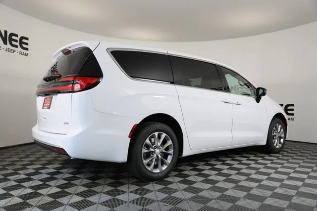 New 2027 Bright White Clear-Coat Exterior Paint Chrysler Select image 35