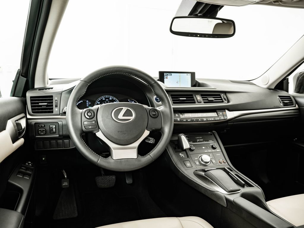 Used 2014 Pearl Lexus 200h image 31