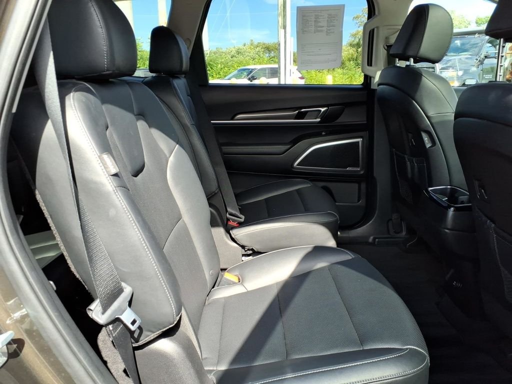 Used 2023 Dark Moss Kia S v6 w/sunroof & 3rd row image 28