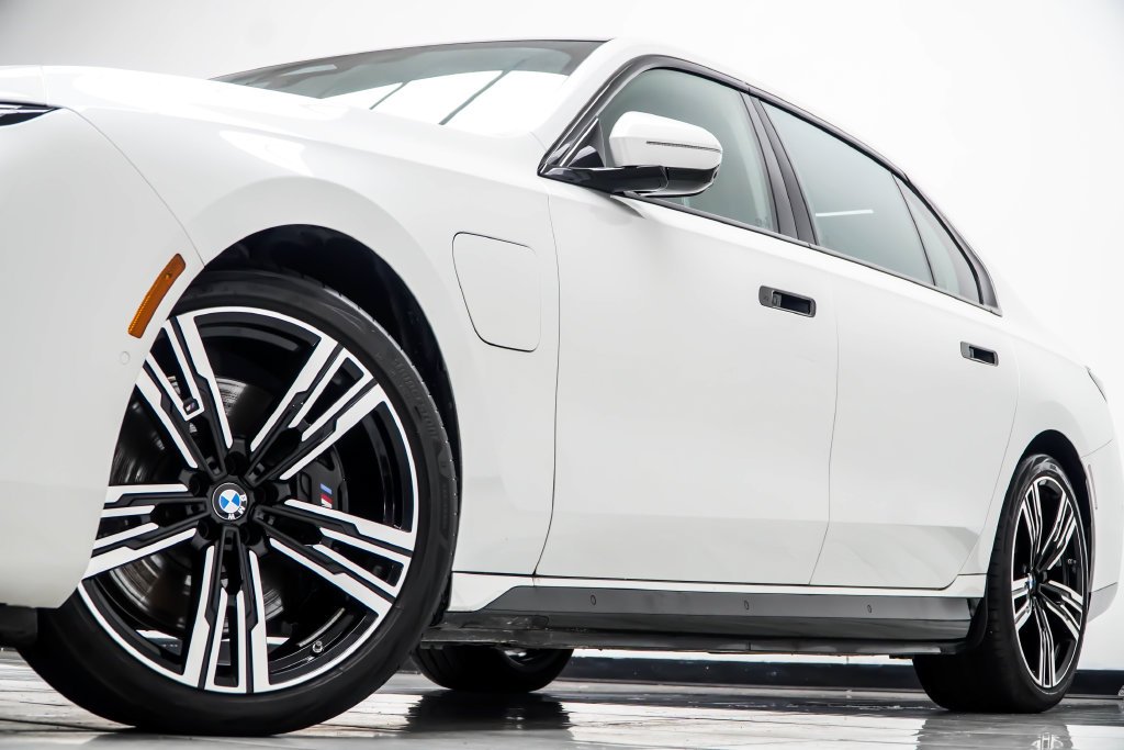 Used 2025 White BMW 750e xDrive image 4
