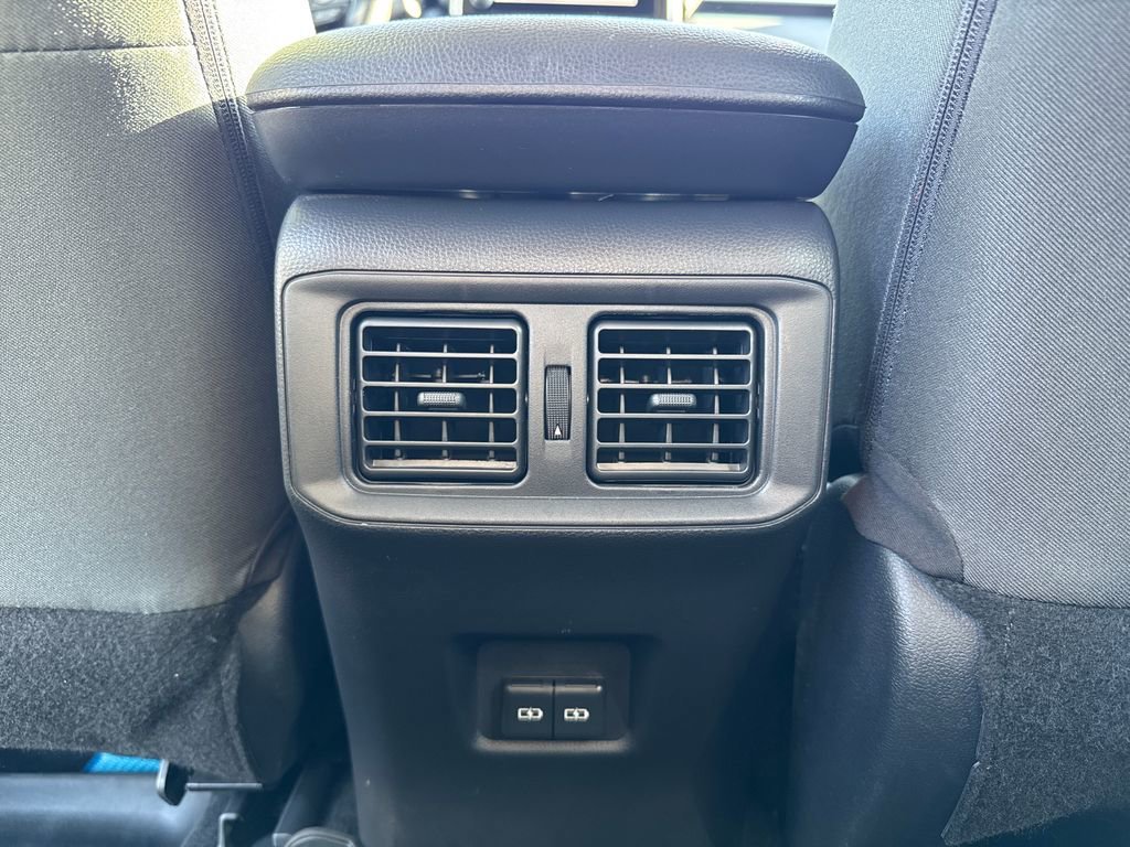 2025 Toyota RAV4 XLE - Photo 32