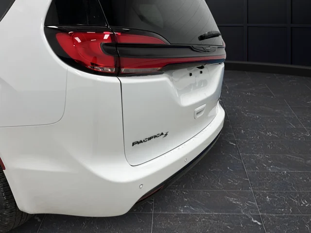 New 2026 Bright White Clear-Coat Exterior Paint Chrysler Select image 36