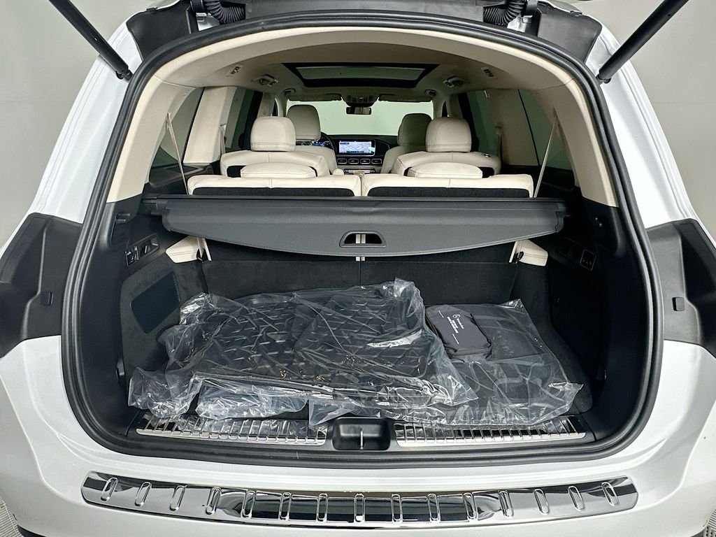 New 2026 MANUFAKTUR Moonlight White Metallic Mercedes-Benz GLS 450 image 28