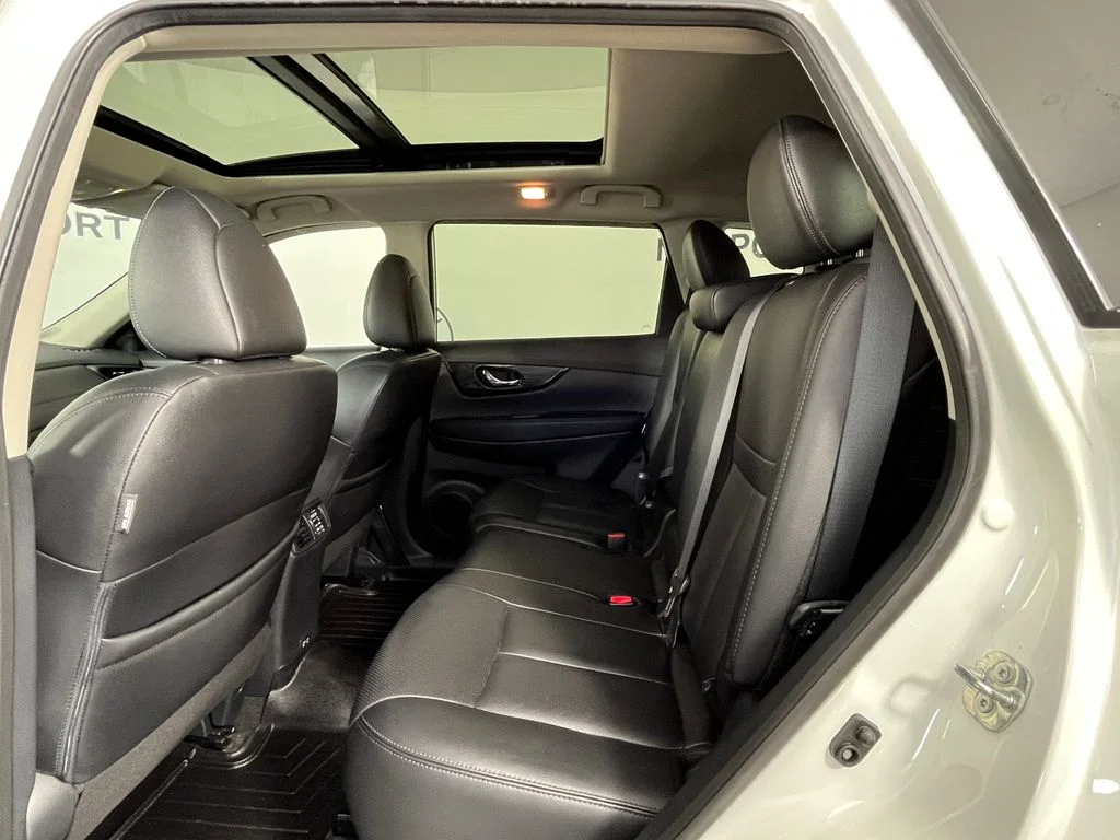 Used 2020 White Nissan SL image 22
