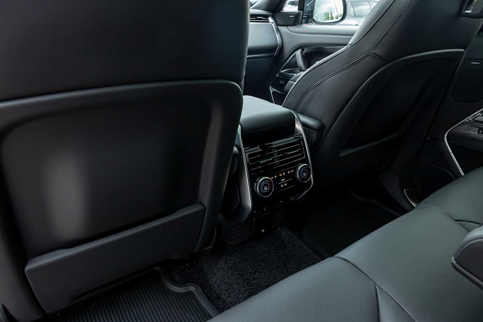 New 2026 Carpathian Grey Land Rover SE image 33