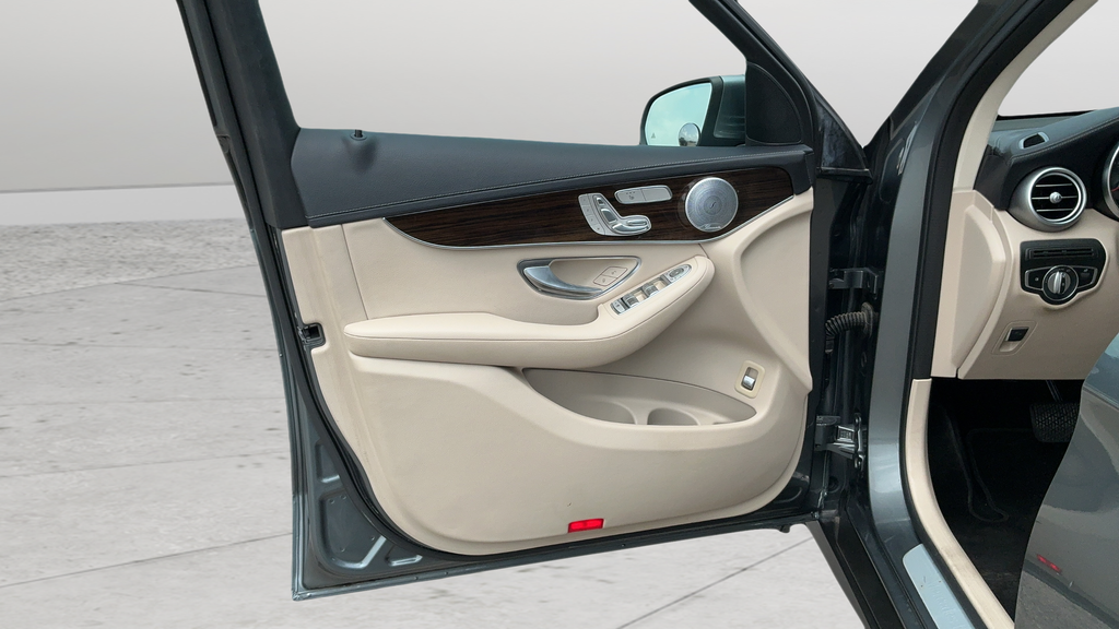 Used 2019  Mercedes-Benz GLC 300 image 18