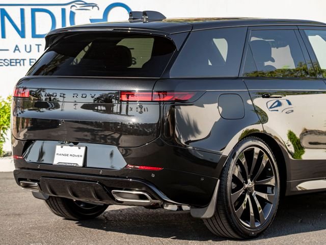 New 2026 Santorini Black Land Rover Dynamic SE image 7