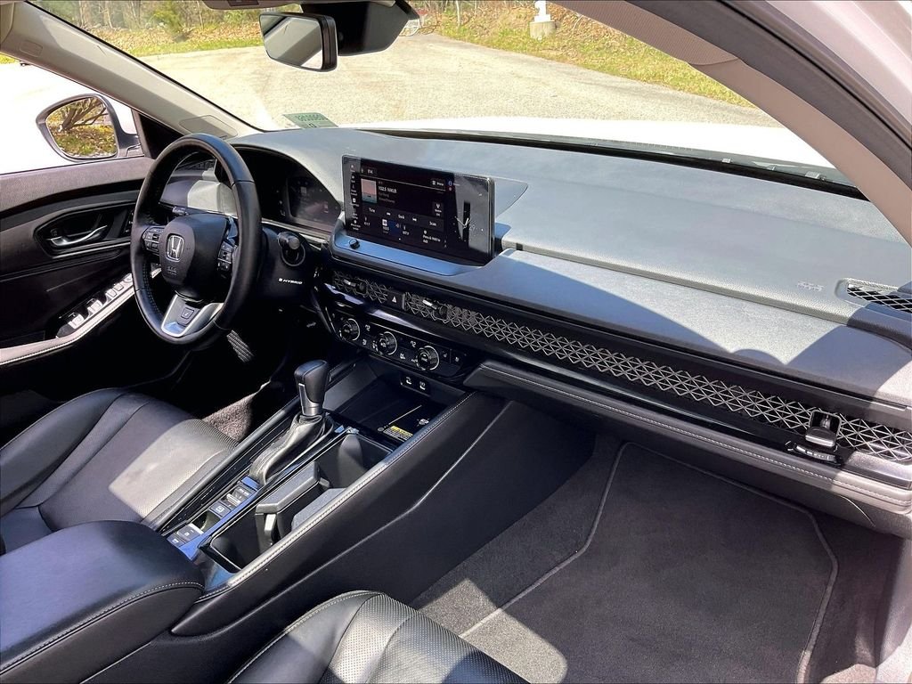 Used 2025 White Honda Touring image 14