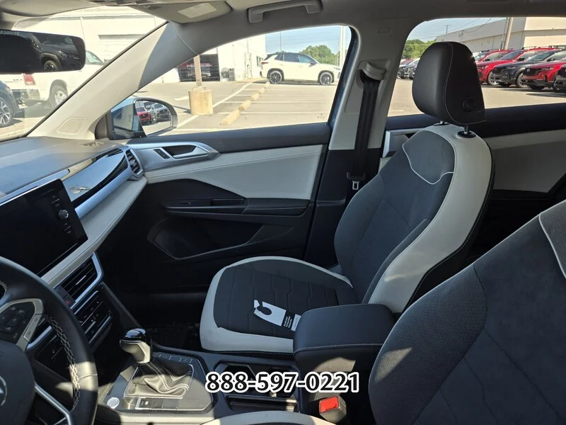 Used 2025  Volkswagen 1.5T SE image 2