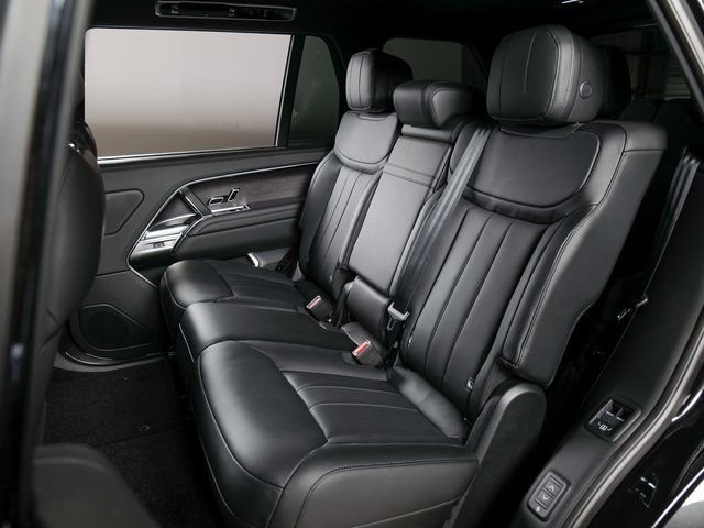 New 2026 Santorini Black Land Rover P530 SE 7 SEAT image 5