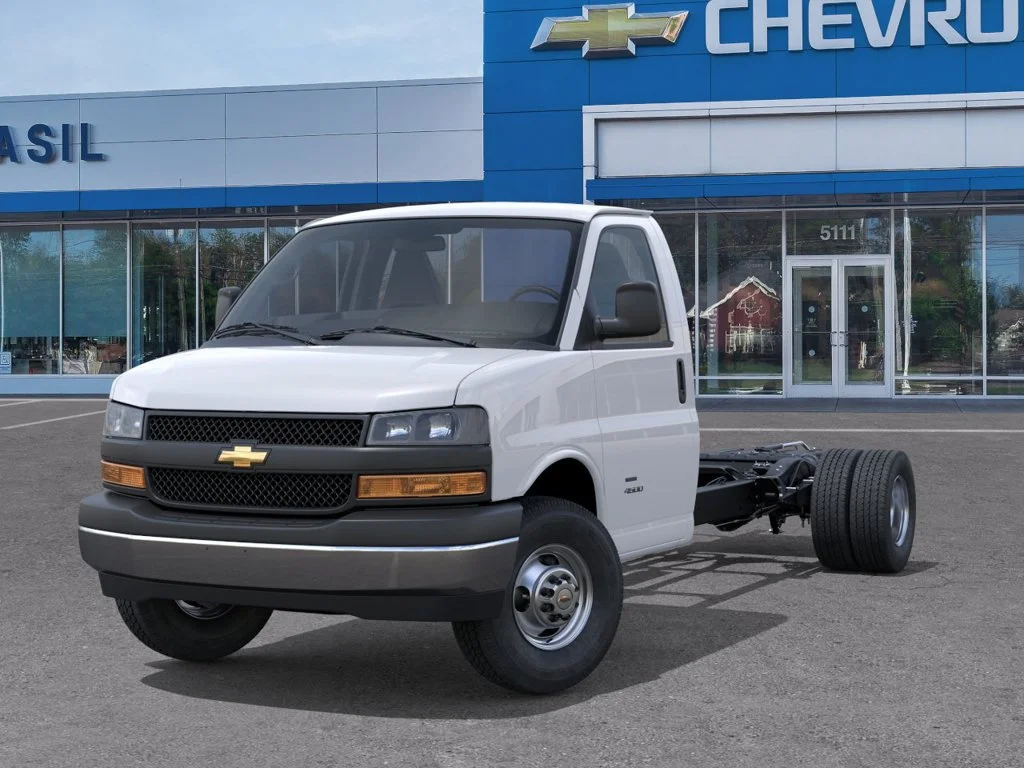 New 2026 Summit White Chevrolet 1WT image 6
