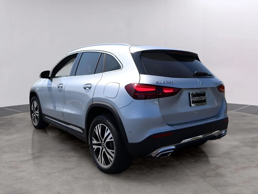 Used 2026 Cirrus Silver Metallic Mercedes-Benz GLA 250 image 4