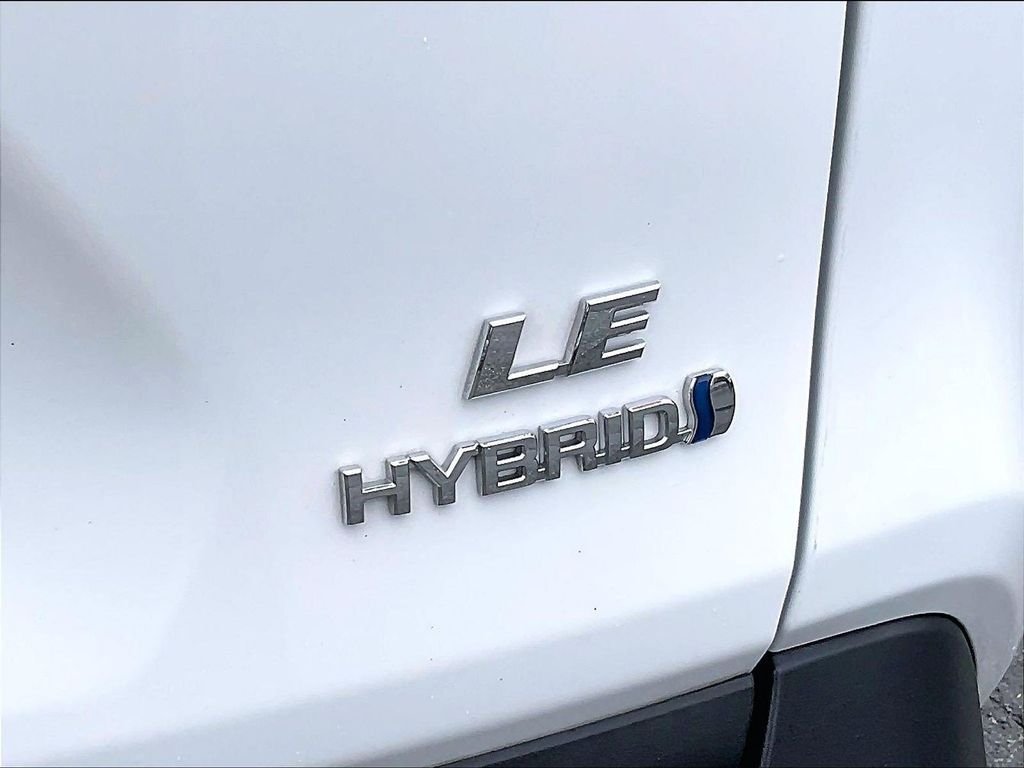 Used 2022 White Toyota LE image 27