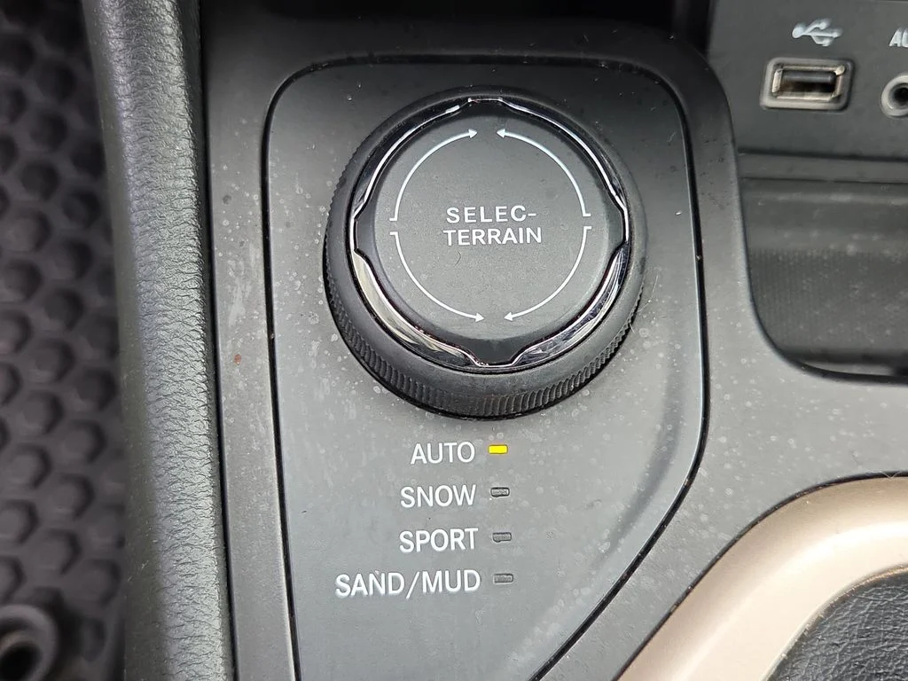 Used 2014 Gray Jeep Latitude image 39