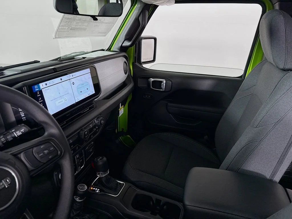 Used 2025  Jeep Sport image 24