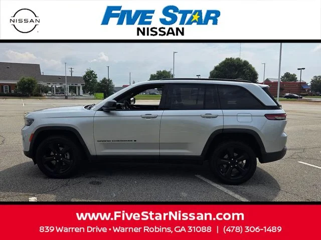 Used 2022 Silver Jeep Altitude image 4