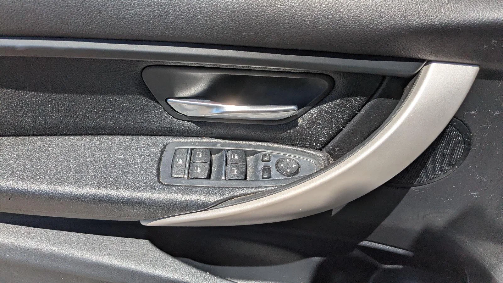 Used 2018 Alpine White BMW 320i xDrive image 19